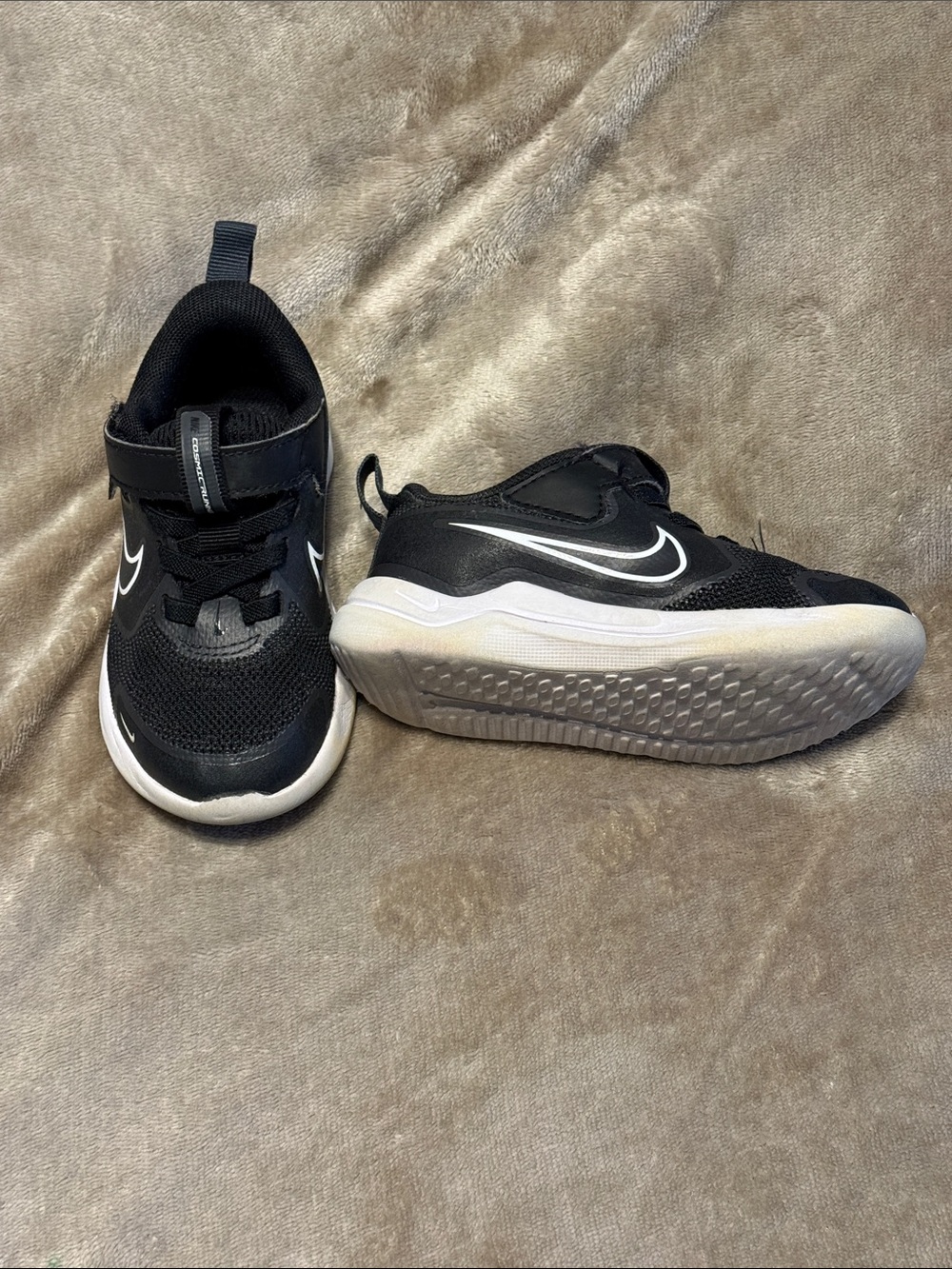 Nike Black and White Kids' Lightweight Sneaker with Hook-and-Loop Strap 7C